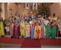 Bild: jr
Ein herrliches Bild gaben die Sternsinger in der Mitterteicher Stadtpfarrkirche ab. Am Mittwochvormittag wurden sie von Stadtpfarrer Anton Witt (rechts) feierlich ausgesandt.