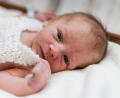 Bild: Desirée Vogl/Voglperspektive Fotografie/exb
Der kleine Michel gehört zu den Kindern, die 2022 im Geburtenbuch des Krankenhauses St. Barbara keinen Namensvetter haben. Sein zartes Lächeln wurde von den Babyfotografinnen in der Klinik festgehalten.