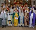 Bild: jr
Pfarrseelsorger Pater Benedikt Leitmayr (hintere Reihe links) sendete am Mittwochvormittag 20 Sternsinger in der Pfarrei St. Laurentius in Konnersreuth aus.