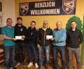 Bild: ffz
Neben Benny Walberer (links) wünschten auch Zweiter. Vorsitzender Josef Bösl (Zweiter von rechts) und Schriftführer Christian Bösl (rechts) den Vertretern weiterhin viel Freude und Erfolg mit ihren Schützlingen.