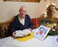 Bild: bsc
Ruhestandspfarrer Siegfried Wölfel hat viele schöne Erinnerungen an Begegnungen und gemeinsame Fahrten mit dem verstorbenen Papst Benedikt XVI. Während seiner Studienzeit in Regensburg hat er den späteren Papst im VW-Käfer regelmäßig zur Uni gefahren.