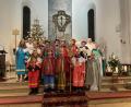 Bild: gis
Aussendung der Sternsinger aus Fichtelberg und Mehlmeisel mit Pfarrer Ferdinand Weinberger (hinten, links) und Diakon Franz Lautenbacher (hinten, rechts).