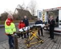Bild: bjp
Den Rettungswagen des Standorts Schwarzenbach, der den neuesten technischen Standards entspricht, stellt RKT-Regionalleiter Ronny Hartwig (links) vor.