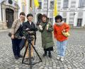 Bild: Sr. M. Sophia Schlembach/exb
Ein Team des öffentlich-rechtlichen Fernsehsenders NHK in Japan drehte nach Weihnachten bis nach Neujahr im Kloster Waldsassen. Rechts Tomoko Shiina, eine freie Mitarbeiterin des Senders, über die der Kontakt ins Stiftland zustande kam.