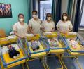 Bild: Kliniken Nordoberpfalz, Michael Reindl
Henri, Xaver, Joshua und Mia sind die vier Christkinder am Klinikum Weiden und werden unter anderem von Lena Kleber, Isabella Santoro (Station 32), Stationsärztin Elisa Hatellari und Magdalena Skubacz bestens betreut.