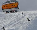 Symbolbild: Angelika Warmuth/dpa
Zwei 17 Jahre alte Jugendliche sind in Österreich beim Skifahren von der Piste abgekommen und gestorben.