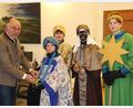 Bild: prh
Spendabel zeigt sich stellvertretender Landrat Albert Nickl beim Besuch der Sternsingergruppe der Katholischen Pfarrei St. Georg aus Neustadt. Die Heiligen Drei Könige sammeln Spenden für notleidende Kinder in Indonesien und weltweit.