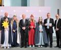 Bild: Ralf Adloff / Kindermissionswerk
Die Sternsingerinnen Katharina (15), Maria (14), Anna (13) und Antonia (13) sowie Begleiter Georg Hirsch (mit Schild) aus der Seelsorgegemeinschaft St. Martin in Luhe-Wildenau vertraten das Bistum Regensburg beim Sternsinger-Empfang von Bundeskanzler Olaf Scholz. Zum Gruppenfoto mit dem Kanzler stellten sie sich gemeinsam mit Pfarrer Dirk Bingener, Präsident des Kindermissionswerks ‚Die Sternsinger‘, und Domvikar Stefan Ottersbach, Bundespräses des Bundes der Deutschen Katholischen Jugend (BDKJ), im Bundeskanzleramt auf.