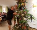 Bild: gi
Mario Hochholzer und Marco Kühn (von rechts) haben bei der Christbaum-Versteigerung in Moosbach alles bestens im Griff.