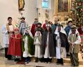 Bild: cro
Mit Gottes Segen werden die zwölf Sternsinger von Pfarrer Georg Gierl für die diesjährige Sternsingeraktion ausgesendet.