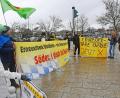 Bild: Gabi Schönberger
Keine Verlängerung der Laufzeiten von Atomkraftwerken fordern Demonstranten vor der Max-Reger-Halle.