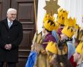 Bild: Fabian Sommer/dpa
Die Sternsinger haben Bundespräsident Frank-Walter Steinmeier im Schloss Bellevue besucht - sie kamen dieses Jahr aus Schwandorf.