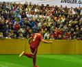 Bild: A. Schwarzmeier
Pfreimds Spielertrainer Bastian Lobinger bejubelt vor imposanter Kulisse in der Weidener Mehrzweckhalle einen Treffer beim "Ziegler-Group-Karriere-Cup".
