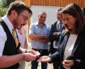 Archivbild: kro
Landwirtschaftsministerin Michaela Kaniber besuchte 2021 die Heimatunternehmer im Landkreis Tirschenreuth. Auf Marco Eckerts (hinten, Mitte) Mühlenhof in Mähring führte der Bärnauer Marco Knott der Ministerin einen Zaubertrick vor.