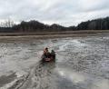 Bild: Julian Götz
Mit einem Boot machten sich die Helfer zu versunkenen Hirschkuh (rechts oben am Bildrand) auf.