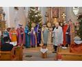 Bild: dob
Bei der Andacht an Dreikönig in der St. Erhard Kirche beendete Pfarrer Gerhard Schmidt die diesjährige Sternsingeraktion mit den Buben und Mädchen.