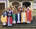 Bild: Claudia Hösl/exb
Am Dreikönigstag brachten die Sternsinger im Gebiet der Pfarrei Waldeck Gottes Segen zu den Menschen.