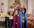 Bild: Brigitte Meyer/exb
Die beiden Sternsinger-Gruppen mit (von links) Jan Pilsak, Paul Meyer, Katharina Kropf, Benedikt Frank, Simon Helm und Johannes Kropf sowie hinten links Pfarrer George Parankimalil und Mesner Stefan Frank, rechts.