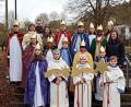 Bild: no
Ein Großteil der Sternsinger in der katholischen Pfarrei Illschwang auf den Stufen des Pfarrzentrums Patrona Bavariae mit Pfarrer Johannes Arweck (hinten) und Pfarrgemeinderatsvorsitzender Andrea Meier (rechts).