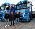 Bild: Portner
Geschafft: Die zwei Trucks stehen wieder am Hof der Oberviechtacher Spedition Schreglmann. Die Fahrer Julian Leopold (von links), Seniorchef Alois Schreglmann und Michael Ebnet (nicht im Bild Manfred Nickl) haben rund 3100 Hilfspakete nach Rumänien gefahren.