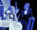 Bild: stg
Im ersten Teil des Abends steht der "Dinner for One"-Sketch in Schwarz-Weiß-Ästhetik auf dem Programm, bestens umgesetzt von den Schauspielern Joeri Burger, Saskia Leder und Kisten A. Lange.