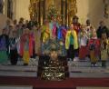 Bild: öt
Pfarrer Julius Johnrose (hinten, Zweiter von rechts) sandte die Neusorger Sternsinger aus, um die Häuser und Wohnungen zu segnen. Mit im Bild: Diakon Harald Schraml (hinten links) und Jasmin Beck sowie Mesnerin Lucia Greger (rechts).