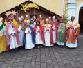 Bild: jow
Die Sternsinger vor der Krippe bei der Pfarrkirche St. Walburga in Lintach mit Pfarrer Moses Gudapati.