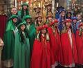 Bild: lgc
Am Dreikönigstag wurden die Sternsinger von Pater Adrian Kugler in der Pfarrkirche St. Luzia empfangen. Mit auf dem Bild die „Oberministranten“ die alles mit vorbereiteten.