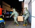 Bild: Marc Gruber/7aktuell.de/Marc Gruber/dpa
Wegen der Gefahren, die von in der Wohnung vermuteten Giftstoffen ausgehen können, trugen die Einsatzkräfte in Castrop-Rauxel Schutzanzüge.