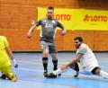 Bild: Schrems
Für den SV Mitterteich gab es bei der Endrunde der Futsal-Kreismeisterschaft nichts zu holen. Das Bild zeigt eine Szene aus dem Gruppenspiel gegen den FC Rehau (0:3). Torwart Michael Schultes pariert gegen den Rehauer Ergün Aydinli (weißes Trikot).
