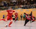 Bild: ham
Bastian Lobinger (links, Pfreimd) bezwingt im Endspiel der Futsal-Vorrunde in Schwarzenfeld den Torwart von Eintracht Schwandorf zum 3:0.