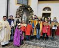 Bild: hzi
Die drei Sternsingergruppen vor dem Aufbruch, links Pater Samuel Patton und Sternsinger zugleich aktiv im Kinder- und Jugendchor.