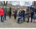 Bild: jr
Bei der Spendenübergabe waren (von links) Irmgard Zintl, Monika Hofmann (Diakonie Hochfranken), Rita Härtl, Doris Scharnagl-Lindinger, Jutta Fischer mit ihren Lamas „Zambesi“ und „Richard“, Janina Köppl, FU-Ortsvorsitzende Alexandra Weiß sowie Rüdiger Eck mit seinen Kindern Elias und Joel dabei.
