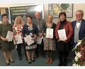 Bild: wro
Bürgermeister Toni Dutz (rechts) gratulierte den Preisträgern beim Blumenschmuck-Wettbewerb, (von links) Monika Meißner, Conny Mois, Martina Fröhler, Karl-Heinz Meier (den Preis übernahm er in Vertretung seiner Ehefrau Hermine), Bettina Braun und Renate Fritsch.