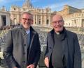Bild: Dr. Thomas Vogl/exb
Pfarrer Dr. Thomas Vogl (links) mit Domprobst Dr. Franz Frühmorgen am Mittwoch vorm Petersdom in Rom.