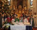 Bild: soj
Aussendung der Sternsinger in Ebnath: Pfarrer Pater Anish George (rechts) segnete sie beim Gottesdienst in der Pfarrkirche.