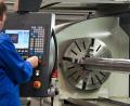Symbolbild: Erwin Wodicka/dpa
Ein Arbeitnehmer der Metallindustrie an einer CNC-Fräsmaschine. Auch in diesem Jahr will die Oberpfälzer Metall- und Elektroindustrie zusätzliche Arbeitsplätze schaffen.