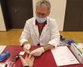 Bild: fks
Thorsten Kniely machte nur einen kleinen Piks in den Finger, um in einem Tropfen Blut den Hämoglobinwert zu überprüfen.