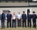 Bild: gi
In Anerkennung ihrer Verdienste in der Feuerwehr Heumaden erhalten Hans Kraus und Hans Hanauer (von links) für 50 Jahre Mitgliedschaft Ehrenurkunden. Dazu gratulieren Bürgermeister Armin Bulenda, zweiter Vorsitzender Thomas Kleber, erster Vorsitzender Matthias Grünbauer, Kommandant Johannes Hoch und Jugendwart Raphael Sier (von links).