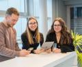Bild: Scherm, Sebastian
Gemeinsam mit Redaktion und Medienproduktion analysieren Sie unsere Zielgruppen und optimieren unsere Social-Media-Auftritte, Podcasts und vieles mehr.
