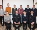 Bild: pi
Hubert Völkl (sitzend, Zweiter von links) steht weiterhin an der Spitze der Feuerwehr Waldkirch.