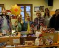 Bild: le
Die Flosser Sternsinger unterstützen die Aktion der Tafel „Hilfe für Menschen in Not „. Bei der Spendenübergabe waren mit dabei Pfarrer Max Früchtl, Helen Noetzel, Lukas Blödt, Linda Puttke, Christa Neubeck, Sandra Neubeck-Weiser, Elisabeth Lehner und Eli Dressler (von links).