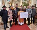 Bild: jow
Die Vertreter der Lintacher Vereine übergeben Pfarrer Moses Gudapati (Mitte) und Kirchenpfleger Franz Weiß (rechts) die Spende.