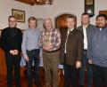 Bild: bey
Seit 40 Jahren pilgert Josef Schafbauer (Dritter von links) mit der Pleysteiner Fußwallfahrt zur Schwarzen Madonna in Altötting. Pilgerführer Bernhard Meiler (Dritter von rechts) dankt für diese Treuer mit einer handgeschnitzten Schwarzen Madonna. Über dieses einmalige Engagment freuen sich auch Stadtpfarrer Adam Karolczak und Johann Walbrunn (von links) sowie Pater John Galli und Bürgermeister Rainer Rewitzer (von rechts).