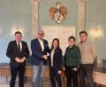 Bild: Stadt Wunsiedel
In einem Übergabegespräch im Wunsiedler Rathaus übergab der bisherige Chef André Zaus den Staffelstab an die neue kaufmännische Leiterin Ève-Marie Labrie-Loiselle.