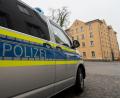 Bild: Armin Weigel/dpa
Ein Polizeifahrzeug steht in der Innenstadt in Regensburg. Die Polizei hat am Wochenende intensiv nach einem geflohenen verurteilten Mörder gesucht.