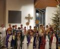 Bild: wec
Die Sternsinger aus Ebermannsdorf bei der Aussendungsfeier in der Bruder-Konrad-Kirche, mit Pfarrer Josef Beer (hinten rechts) und Gemeindereferentin Kathrin Blödt (links).