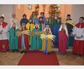 Bild: jr
16 Sternsinger zogen in der Expositur Steinmühle in vier Gruppen aus, um die Häuser und Wohnungen der Pfarrei zu besuchen und dort die guten Wünsche der Dreikönige zu überbringen. Zuvor wurden sie in der Pfarrkirche von Stadtpfarrer Anton Witt ausgesendet.