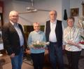 Bild: bö
Diamantene Hochzeit feiern Barbara und Ludwig Hümmer (Mitte) aus Emhof. Dazu gratulieren Zweiter Bürgermeister Martin Bauer (links) und Marktgemeinderätin Christine Werner.