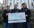 Bild: bey
Die Führungsriege der Theaterfreunde Pleystein mit Alexandra Moll, Karsten Haberkorn und Claudia Stahl ( von links) freuen sich, der KUNO-Stiftung Regensburg, Kinder- und Jugendmedizin, eine Spende von 1000 Euro überweisen zu können.
